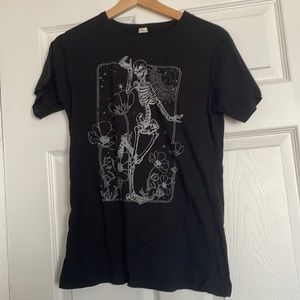 EUC- Halloween skeleton tee